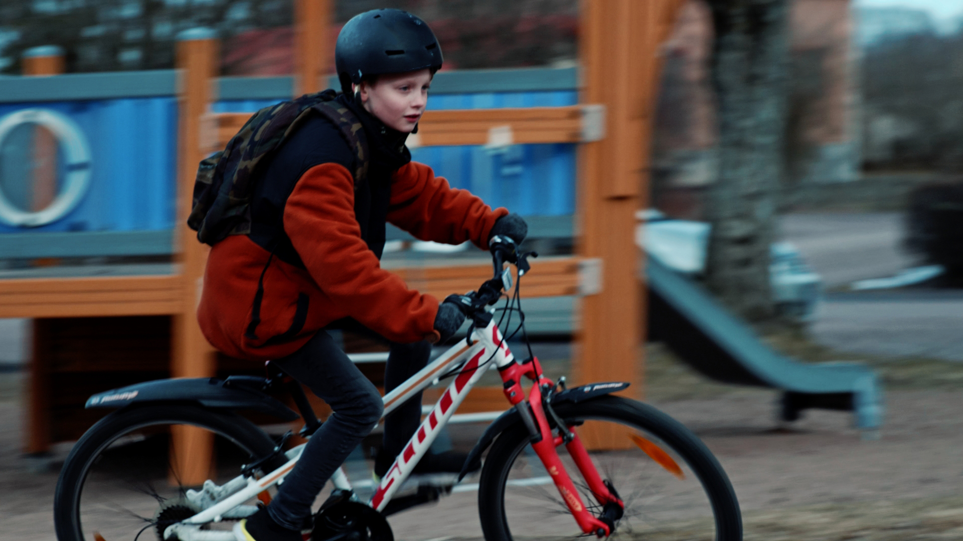 Ung gutt på terrengsykkel