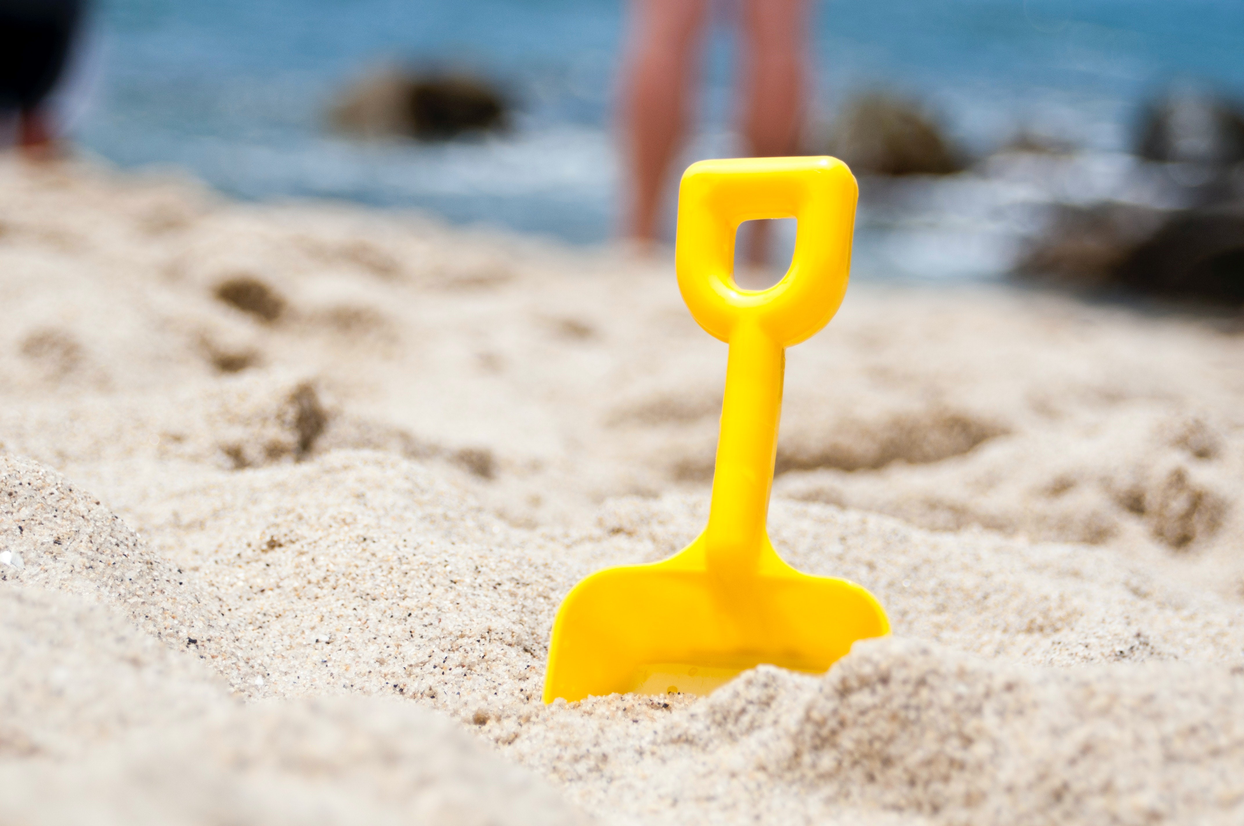 Gul lekespade på sandstrand