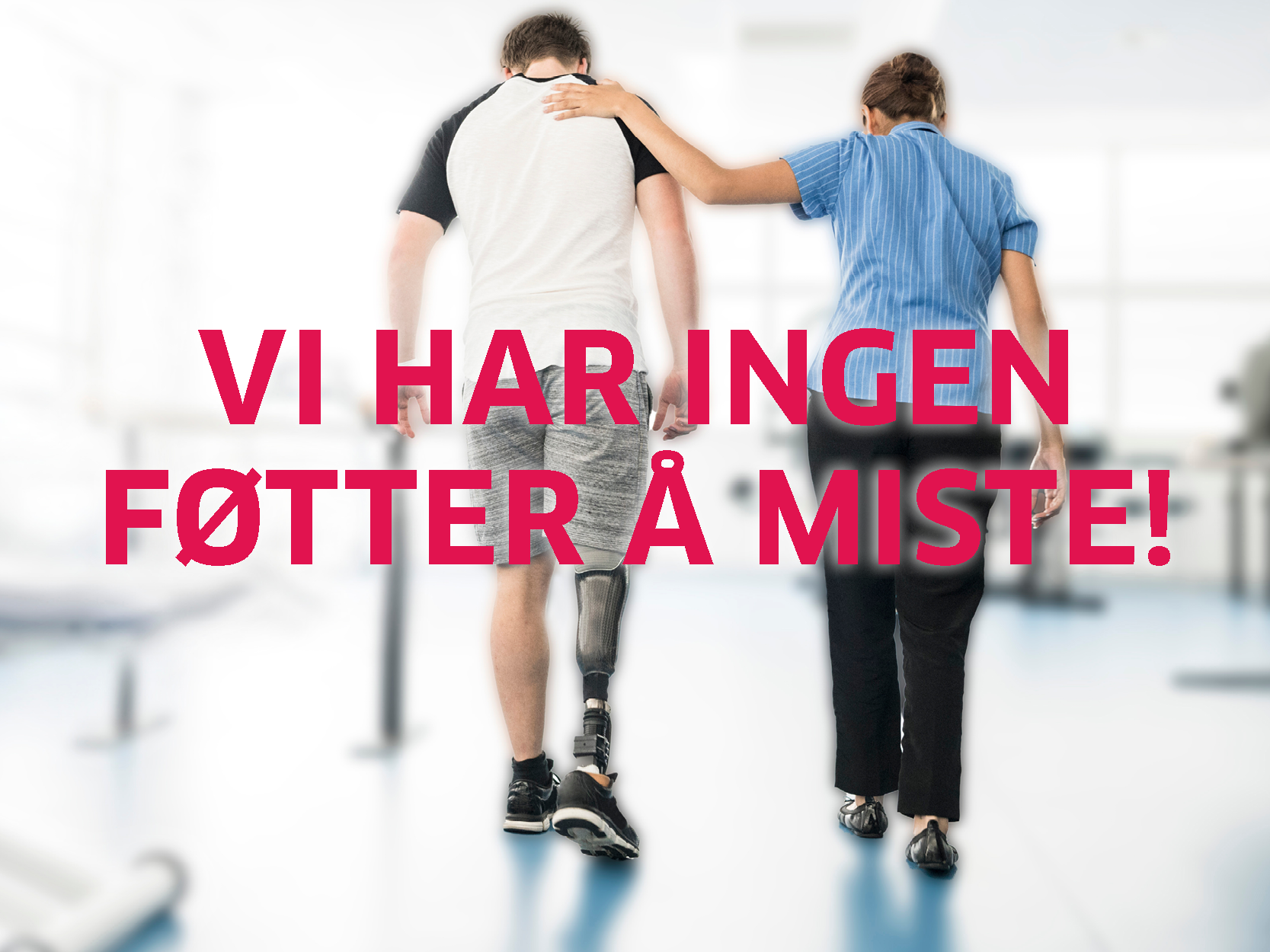 Mann med protese på sykehus