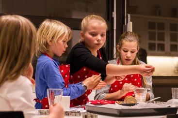 Godt samarbeid i panelet er viktig. Her er det pepperkakene som står for tur. Fra venstre: Sara, Oscar, Maria og Vilde.   Foto: Line Hårklau