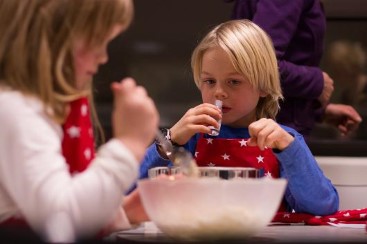 Ekspertene tester både smak, lukt og form. Her er det Sara og Oscar som lukter på konditorfarge.   Foto: Line Hårklau