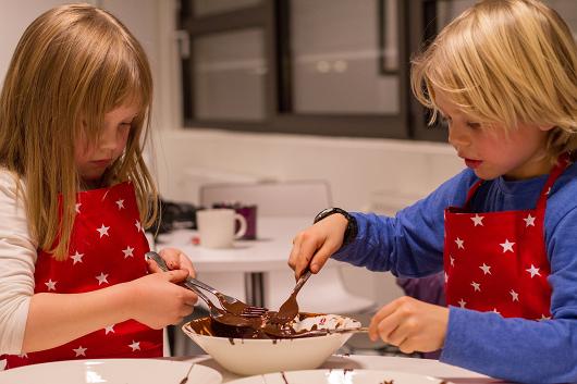 Dekor av peppermynteknapper og mandeltopper er gøy. Og selvsagt må også toppingen smakstestes,mener Sara og Oscar.   Foto: Line Hårklau