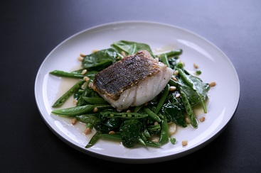 Steikt skrei med spinat og sukkererter