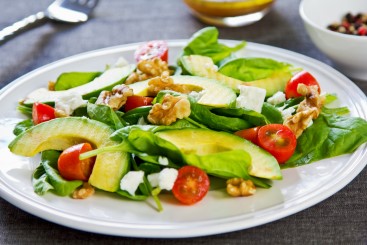 Salat med avokado og valnøtter