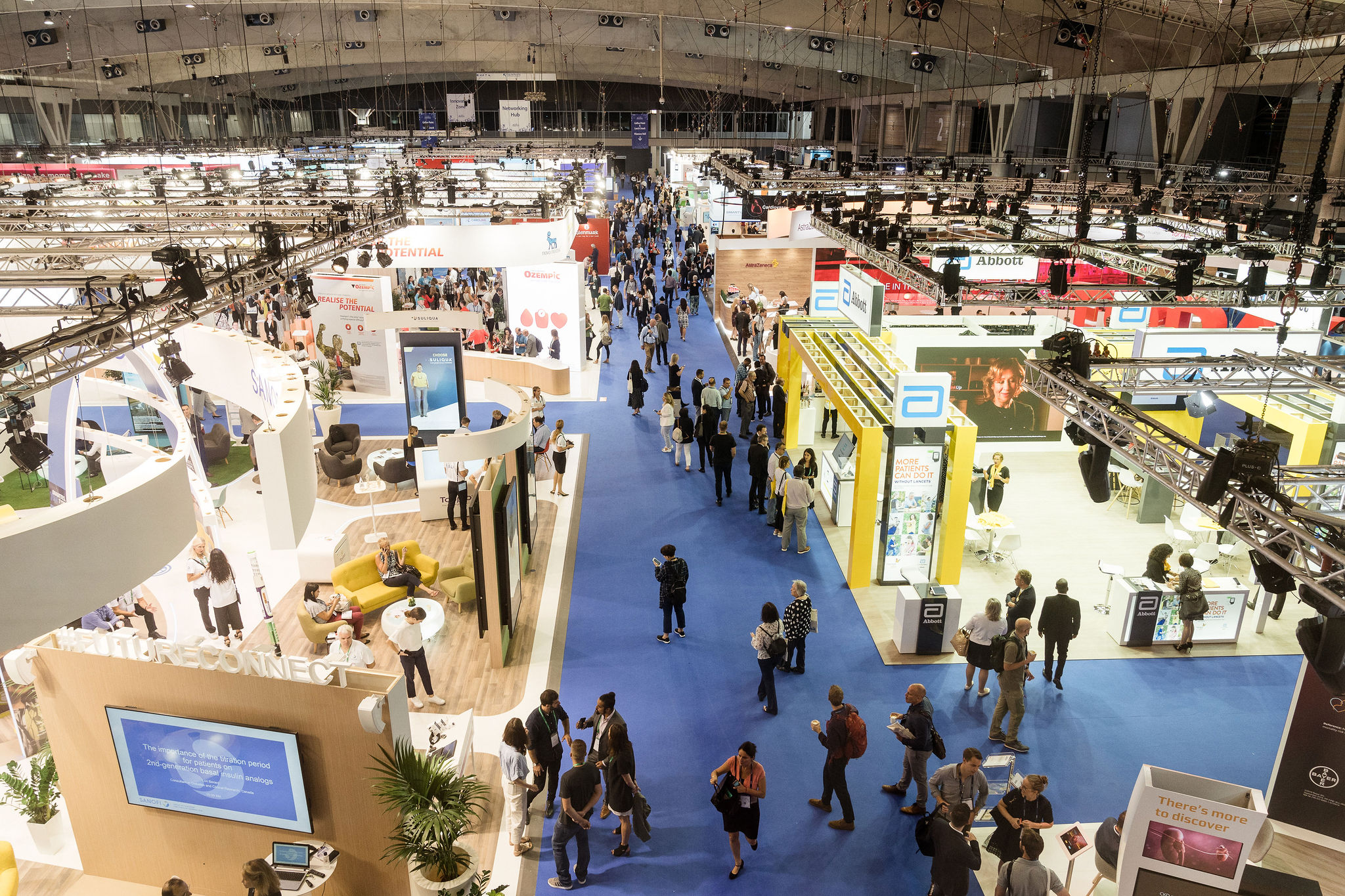 Industrihallen på EASD-konferansen der utstyrprodusenter presenterer produktene sine.